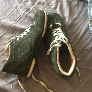 Green aerosoles sport shoes